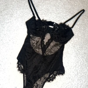 Spets - Body - Skit snygg body från BikBok som ja köpte för ett tag sen, slutsåld och i väldigt bra skick. Säljer då den blivit för liten för mig och inte kommer till användning. 