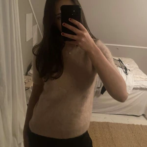  stickad t-shirt COS - Säljer en finstickad t-shirt från cos som ser ut som ny. Passar någon mellan xs-m. 