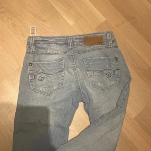 Lowwaisted vintage cool jeans - Ascoola med unika fickor, för små för mig dock. Skulle säga mellan xxs-xs