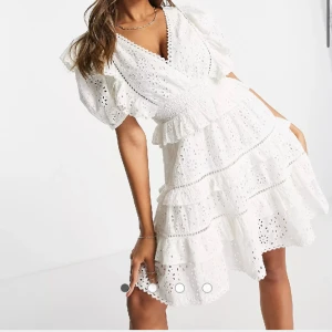 Studentklänning - !!OBS LÅNADE BILDER!! Supersnygg vit klänning, perfekt till sommaren eller som studentklänning!🇸🇪🥂 Stl 40, ngt liten, passar mig som är en 38. Helt oanvänd, endast provad, prislapp etc kvar.  Nypris 789kr, säljes för 499kr eller kom med prisförslag :)