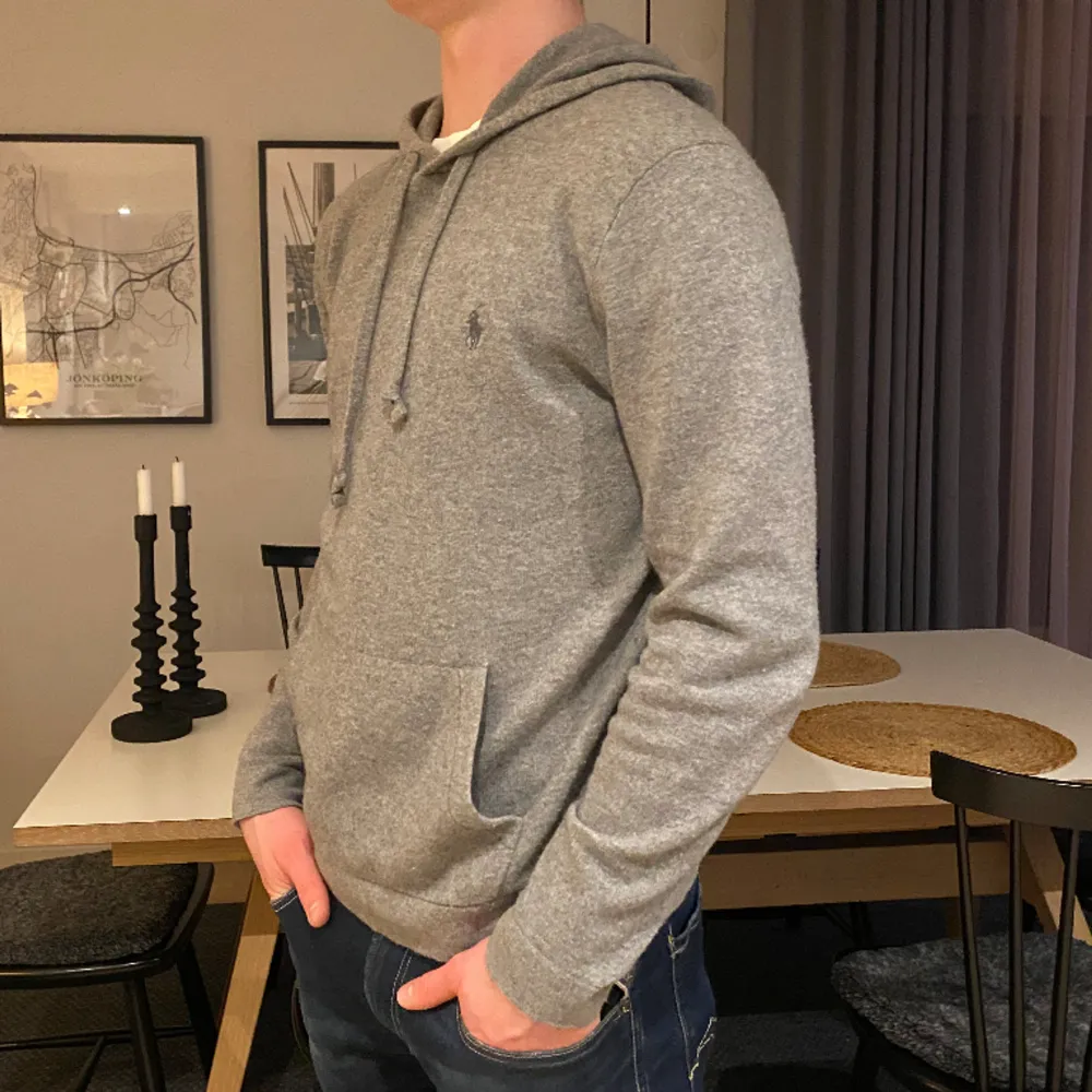 Hej! Säljer nu min riktigt feta Ralph Lauren hoodie gjord av 100% ull. Den är 10/10 i skicket och kostar 3990 nypris.  Hör av dig vid minsta lilla fundering!. Hoodies.