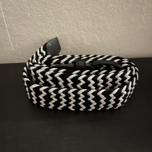 Flätat bälte - ”Grish”-bälte svart och vit randigt. Har 3 st helt oanvända