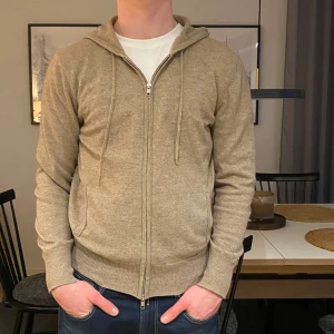 Soft goat cardigan  - Tjena! Säljer nu min riktigt feta soft goat cardigan. Den är 10/10 i skicket och kostar 2500 nypris.  Hör av dig vid minsta lilla fundering!