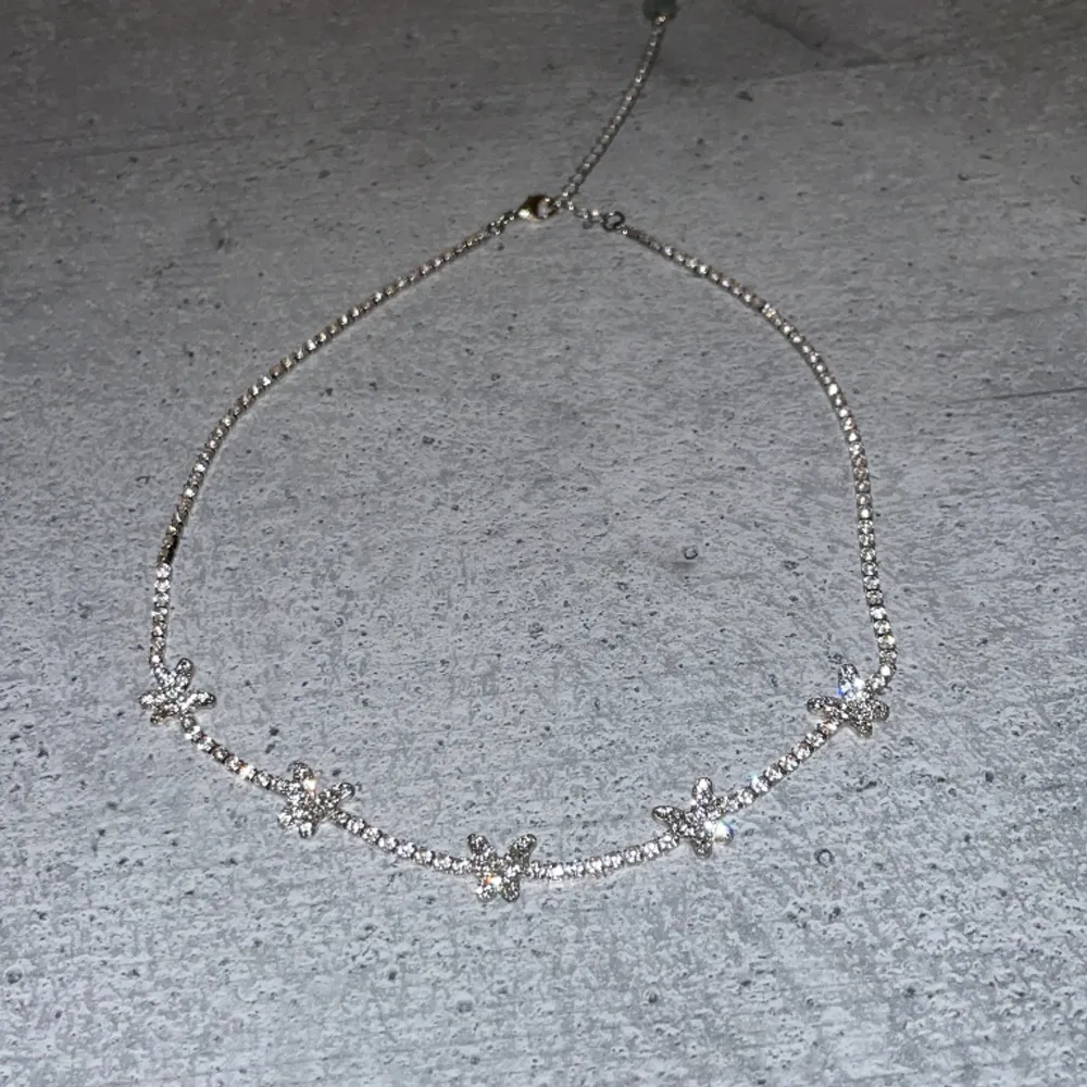 Diamant halsband från Ur&Penn, aldrig använt. Nypris 79kr.. Accessoarer.