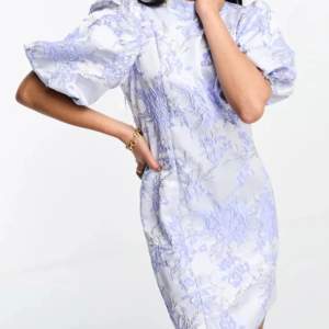 Helt ny! Prislapp kvar! Säljer denna AS SNYGGA klänning från selected femme i en jättefin ljuslila/blå färg! 