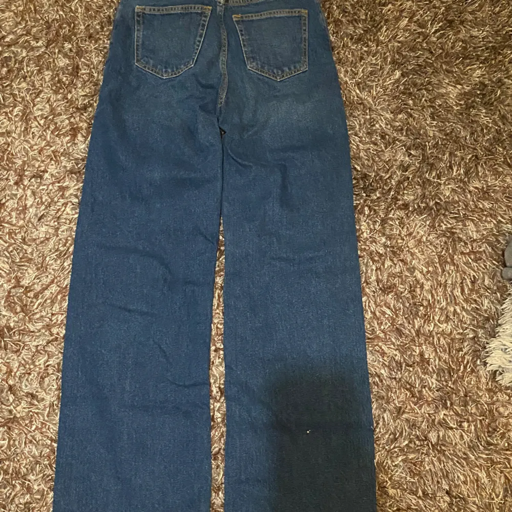Blåa baggy/ straight/ loose fit jeans. köpta på monki för 400kr. Använda fåtal gånger 1-2 ggr. Pris kan diskuteras. Jeans & Byxor.