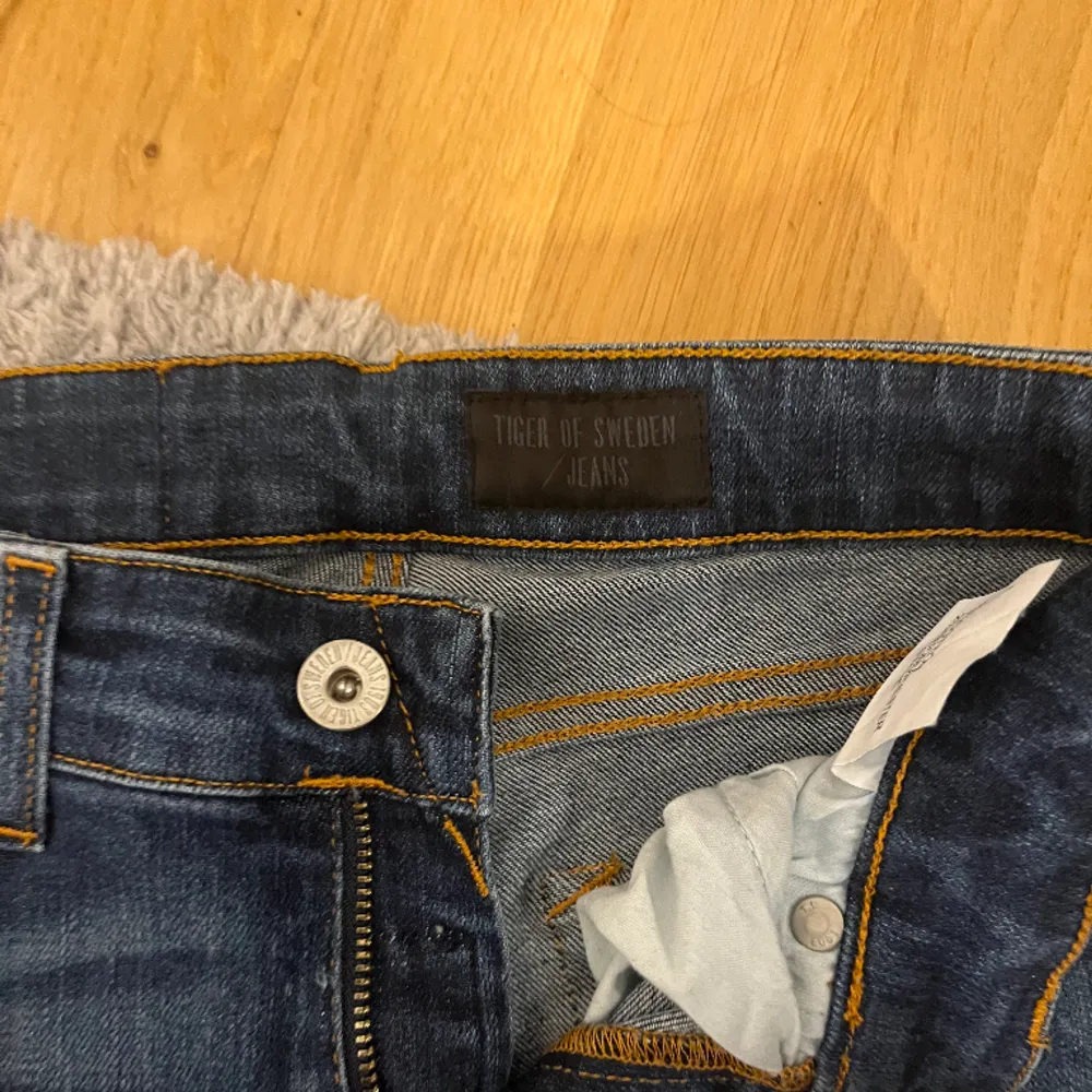 Säljer dessa jeans från tiger of Sweden då de blivit för små för mig😇😇Passformen är en lite  smalare bootcut . Jeans & Byxor.