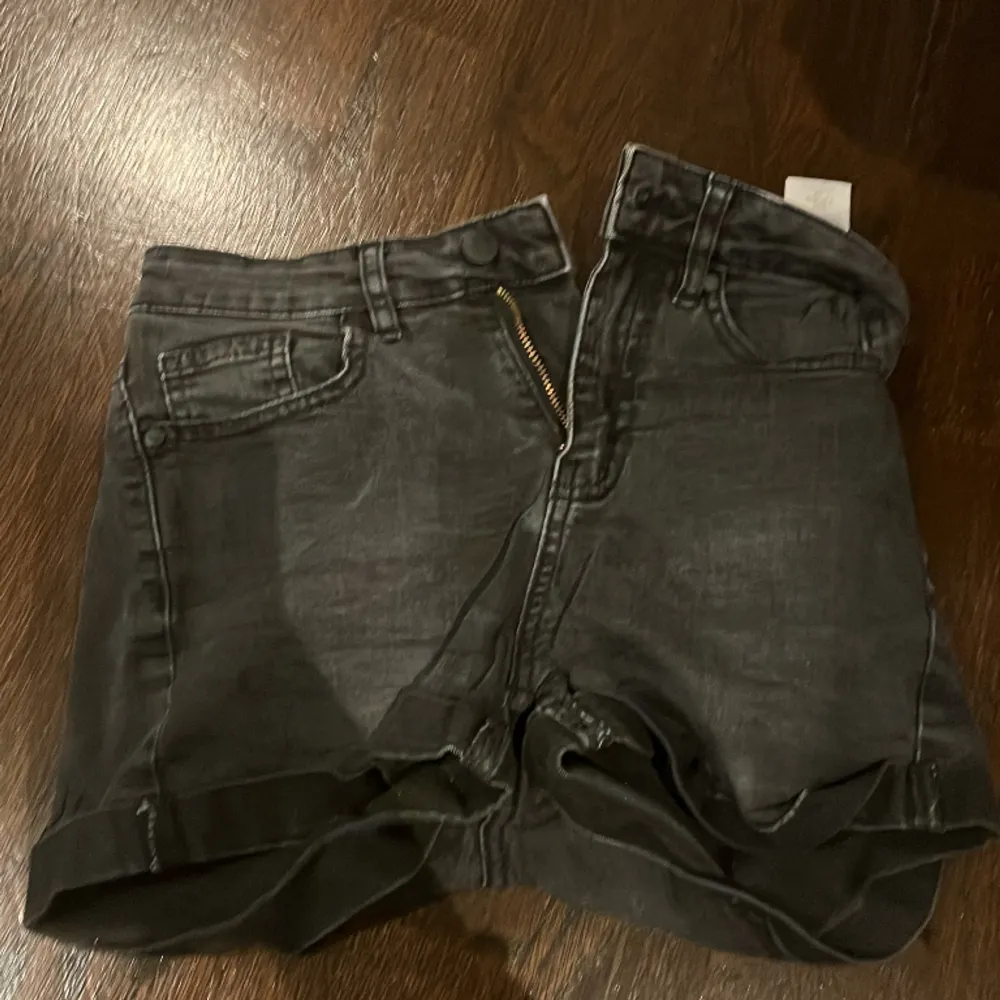 Säljer 2st jeans shorts. Ena är ljusblå och andra svart. Båda kan köpas men en kostar 70. Kort, fin, söt. Finns ett litet snitt på sidan av det blåa paret. Köp!❣️. Shorts.