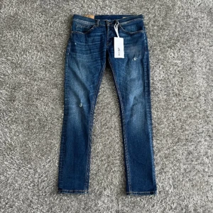 Dondup george  - Tjena säljer dessa dondups som ja köpte på plick då dem va för stora, Stl 33 och det är endast jeansen Som medföljer. Väldigt bra skick. Vid minsta fundering är det bara att höra av sig