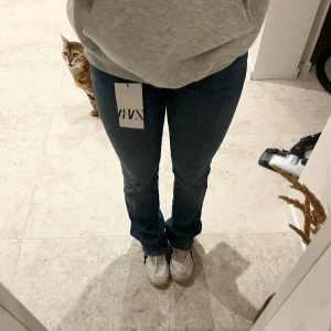 Lågmidjade jeans - Blå lågmidjade jeans från zara. Helt oanvända men råkade beställa två par. Storlek 32 men de är väldigt stretchiga 