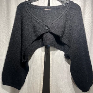 Stickad bolero - Svart stickad bolero i storlek M💓