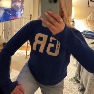 Stickad tröja - Vintage stickad tröja från Gant. Jättefin blå färg 💘