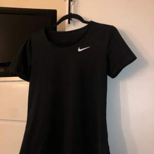 En super mjuk och luftig tränings-t-shirt från Nike. Säljer då den sitter väldigt tajt på mig ☺️