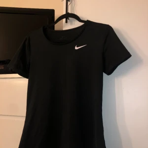 Nike t-shirt - En super mjuk och luftig tränings-t-shirt från Nike. Säljer då den sitter väldigt tajt på mig ☺️