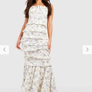 Sommarklänning  - Säljer min super vackra sommarklänning som man kan ha på balen också. Den är helt ny endast testad! Nypris 800kr