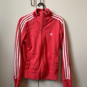 Adidas kofta - Superfin adidaskofta korallfärgade💕 Använd några gånger