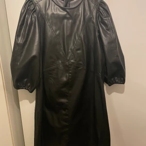 Skinnklänning fejk - Fejk Skinnklänning i storlek L från H&M.  Figurnära modell.  