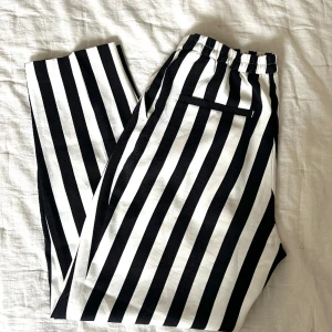 Randiga byxor från Monki - Svartvit-randiga byxor från Monki. Storlek 34. Supersköna. Mycket fint skick. 
