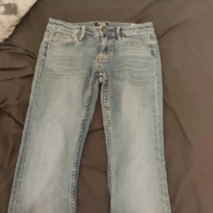Lågmidjade jeans  - Super fina lågmidjade jeans i ljusblå färg, storlek Xs/ S ungefär, skriv privat för fler bilder eller mått💓💓gratis frakt så passa på 