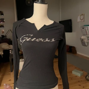 Guess topp - Samma annons som tidigare lades upp, här med fri frakt! 