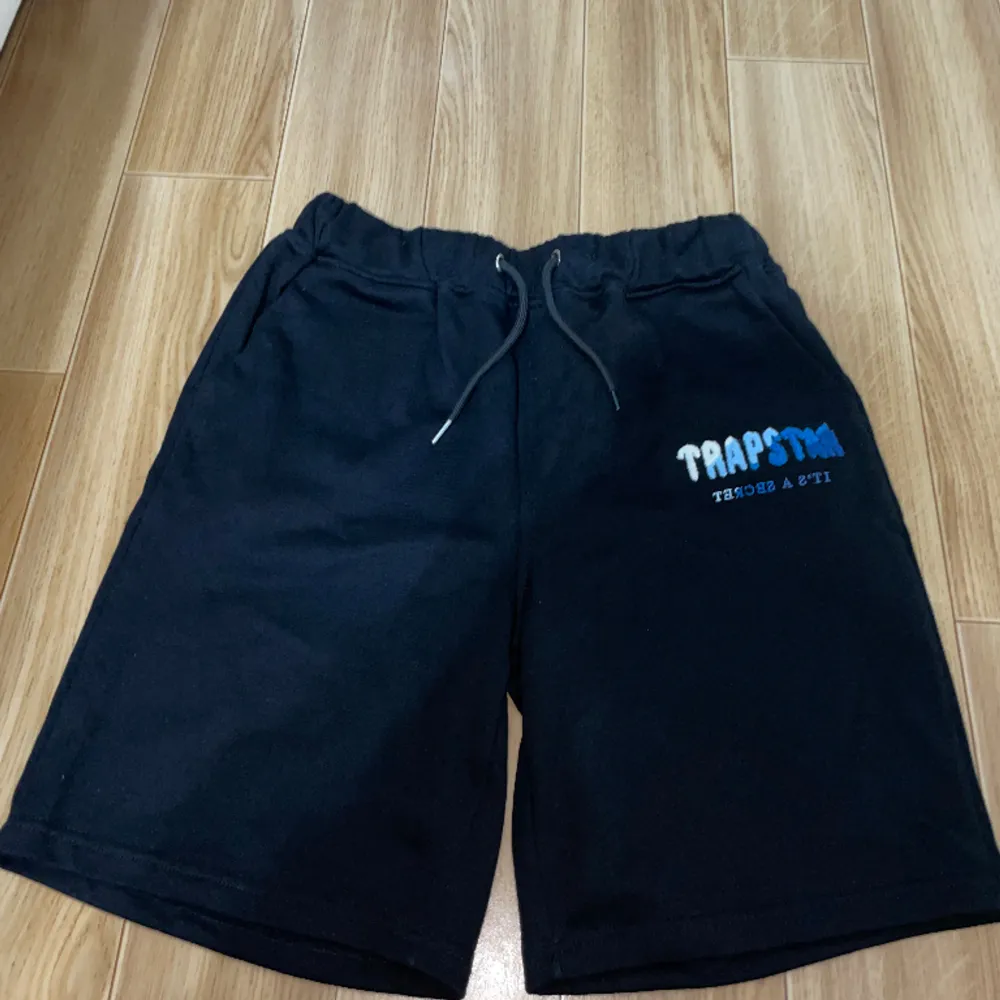 Säljer dessa trapstar byxor i färgen svart, passar både M och S, byxan är oanvänd och kan priset kan diskuteras vid snabb äffär. Shorts.