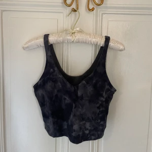 Lululemon ”Align Tank” - Jättecool sporttopp från lululemon, kallad ”align tank”! 🤍 Använt ett fåtal gånger, jättefint skick! 💌