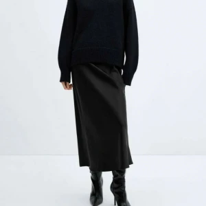 Mango satinkjol  - Jättefin satinkjol från Mango köpt på Zalando, säljer då den tyvärr är lite stor, den har en liten deffekt som knappt syns därav priset, annars i fint skick, nypris 529kr. Skriv privat för egna bilder💕