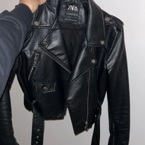 Skinnjacka - Från Zara. Knappt använd! Sitter som en S men är i M