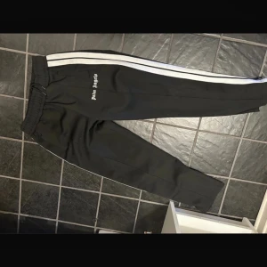 Palm angels byxor  - Fint skick . Inga slitage. Köpte på Plick men slutade använda så säljer vidare 