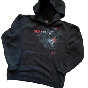 Helt ny Quicksilver hoodie  - Säljer min quicksilver då den inte kommer till användning längre. Allting tvättas och stryks innan postat.  Pris går att diskuteras ✭