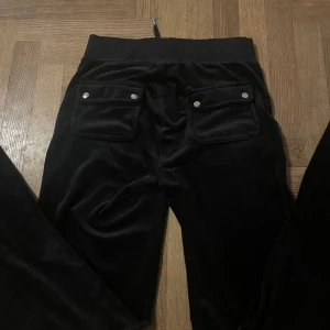 Juicy couture byxor  - Säljer mina fina juicy byxor i storlek xs. Sparsamt använda och i väldigt bra skick. Säljer då dom tyvärr inte kommer till någon användning. Nypris: 1200 kr 🩷 