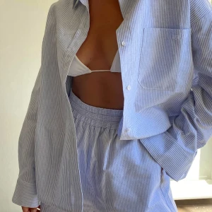 Breezy shirt blue stripe - Djerf Avenue - Säljer min ”breezy shirt blue stripe” i storlek XS från Djerf Avenue. Skjortan är i nyskick och säljer den då den var en aning för liten för mig.