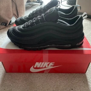 Nike Air Max 97 - Säljer mina gamla gymskor som jag mest haft inomhus under styrketräning. Väldigt bra skick och dom har används utomhus några gånger. Köpta för 2,2, Allt på bilderna följer med.