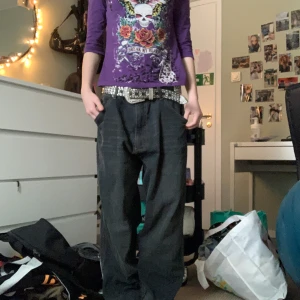 Baggy jean - Skit snygga baggy jean med joker tryck på fickorna, märket heter joker iaf oxå. Lappen där back e sönder som på bilden o lite trasig nere på benen pga av att dem ör andvönda men det syns it när man har på demmm 😻