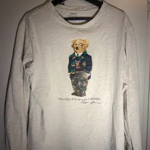 Säljer nu denna tvärsnygga långärmade t-shirt från Ralph lauren. Säljer den då den tyvärr inte kommer till användning längre. Inga tecken på användning. Tveka inte om du har några mer frågor😄