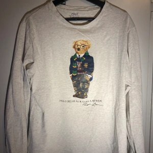 Långärmad t-shirt från Ralph lauren (polo bear) - Säljer nu denna tvärsnygga långärmade t-shirt från Ralph lauren. Säljer den då den tyvärr inte kommer till användning längre. Inga tecken på användning. Tveka inte om du har några mer frågor😄