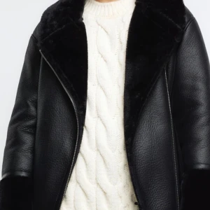 Skinn jacka med bälte från River island - Superfin skinn jacka från River island.  Färg: svart  Storlek: 38/M  Ej använd, helt ny med etikett kvar.  Först till kvarn 