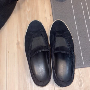 Axel Arigato 360 laceless  - Säljer de för att de är för stora för mig. Bra skick 8/10 nypris 2600. Skriv i den om du har några frågor.  