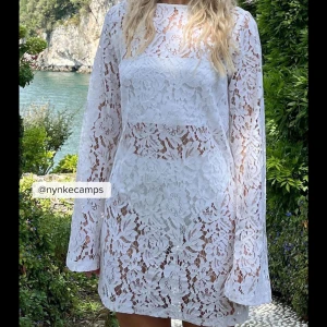 Mini klänning i spets - Slutsåld kollektion av Josefin HJ x Nakd, inte använd och lappen finns kvar. Skriv privat för fler bilder, pris går att diskutera💗💗