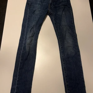 Levis slim fit - Tja säljer nu mina Levis jeans då dom är för små storlek 30 inga hål eller några fel på dom skriv om du har frågor 