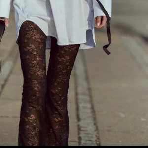 Svarta spetsbyxor från zara - Jättesnygga spetsbyxor från zara, säljer då jag beställde flera storlekar🪩🪩lappen är kvar!