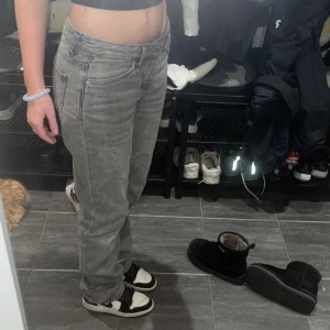 Baggy low waist jeans💙 - As snygga jeans💕 inte använda mycket alls💖 skriv för frågor eller fler bilder💕 den är i storlek XXS men skulle nog passa XS