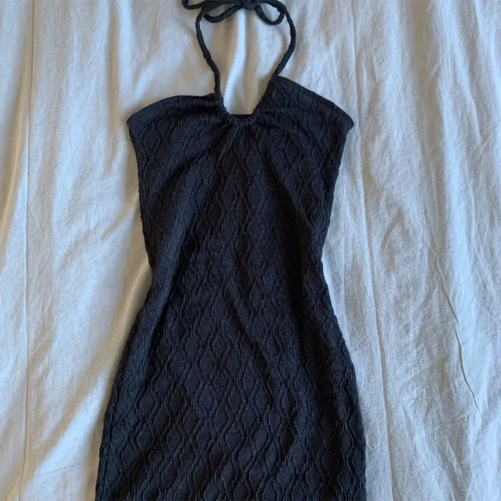 En jättefin svart klänning, aldrig använd🤍🤍. Klänningar.