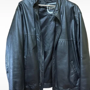 Skinnjacka - Jättefin skinnjacka! Meddela mig om du har några frågor❣️