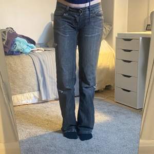 Super snygga Vida lågmidjade jeans med snygga fickor (fråga gärna om fler bilder). Använda men fortfarande i fint skick😍 perfekt längd för mig som är 167cm lång