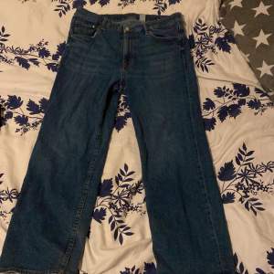 Riktigt snygga blåa jeans nästan i ny skick endast haft på mig ett par gånger och säljer för ett billigt pris! Kan sänka pris vid snabb affär 