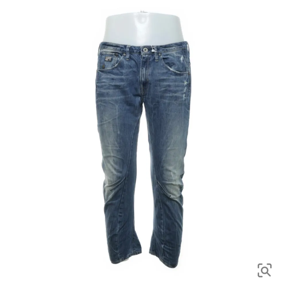 Asnyggaaaa g star raw jeans i ljusblå och de slitna på jeansen ingår i modellen😋 straight modell, köpt på sellpy men ångrar köpet. Jeans & Byxor.
