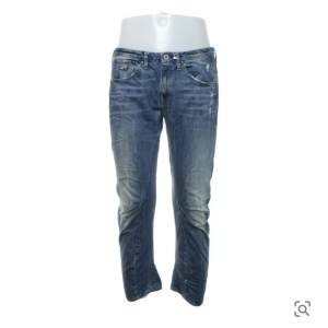 Asnyggaaaa g star raw jeans i ljusblå och de slitna på jeansen ingår i modellen😋 straight modell, köpt på sellpy men ångrar köpet