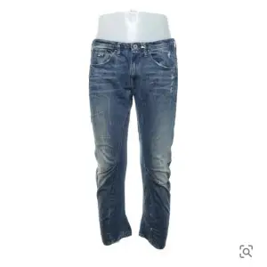 Asnyggaaaa g star raw jeans i ljusblå och de slitna på jeansen ingår i modellen😋 straight modell, köpt på sellpy men ångrar köpet