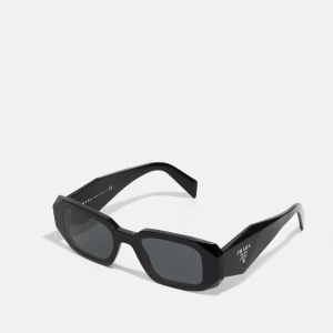 PRADA Solglasögon - PRADA modell PR17W strlk 4920. Helt ny aldrig använd, bara testad 😇 Nypris mellan 3000-4000